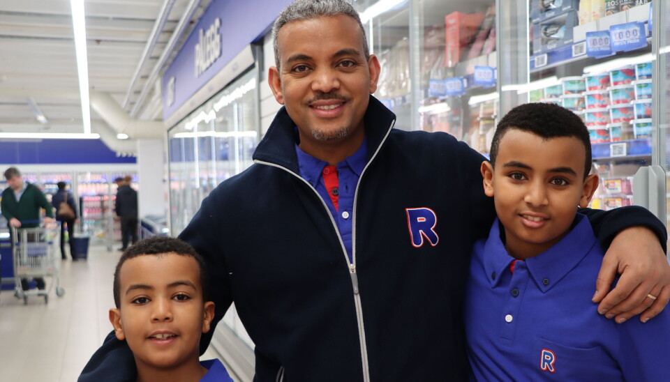 Thomas (f.v.) og Abel Tedros var med pappa Tedros Yacob på åpning av den nye Rema 1000 butikken i EPA senteret. Tedros er den nye Rema-kjøpmannen på EPA-senteret.
