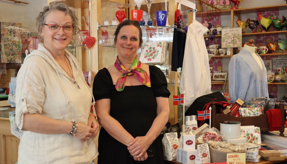 Bunadtilvirker og skredder hos Tante Marie, Caroline Godijn (t.v.) og daglig leder Kjersti Støve står klare med kunnskap og hjelp.