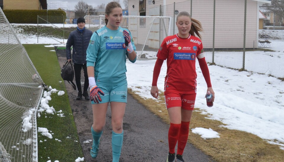 Det ble en kamp i alle årstider for KIL Fotball Kvinner borte mot Bjørnevatn. Her er keeper Juliette Lykke Skonnord og Tale Buvarp avbildet i liknende forhold under en treningskamp i vinter.