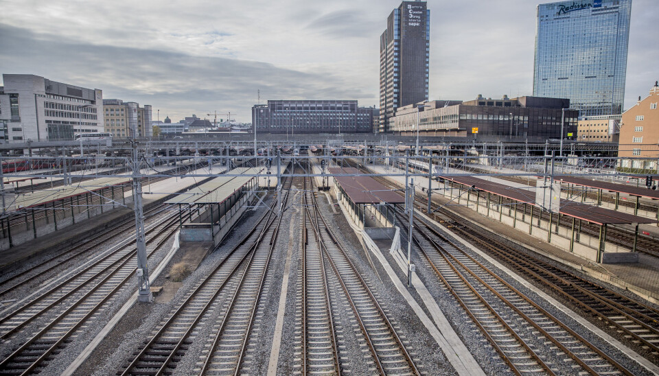 En jordfeil fører til at det er full stans i togtrafikken på Oslo S tirsdag morgen.