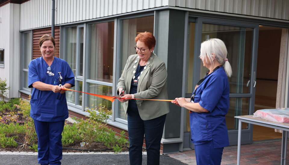 Ordfører Elin Såheim Bjørkli klippet snoren for å markere åpningen av det ombygde Holttunet.