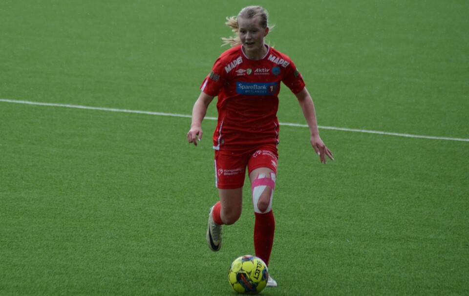 Maria Holtet (15) debuterte på A-laget til KIL Fotball Kvinner tidligere i vår. Nå er hun tatt ut til Equinor's talentleir.