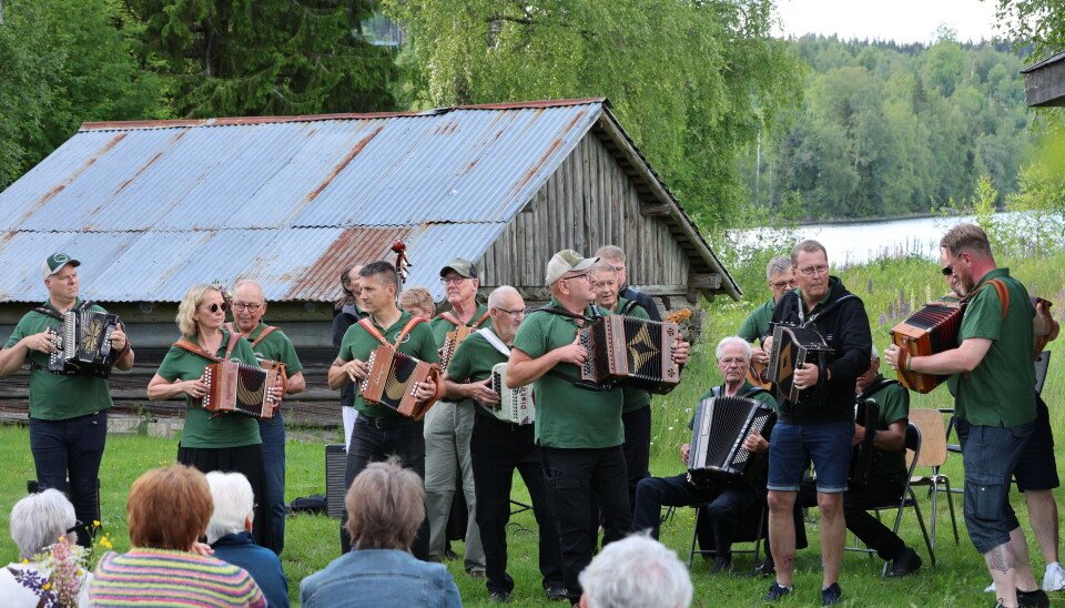 Søndre Finnskogen spellemannslag spilte musikk til en uhøytidelig feiring av Sankthansaften på Austmarka bygdetun.