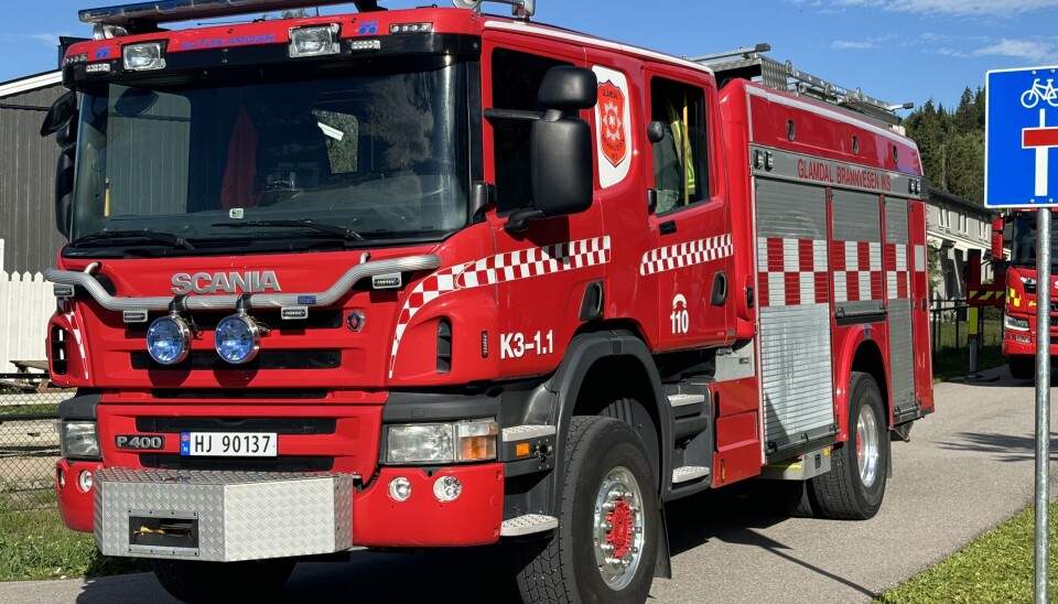 Nødetatene er på vei til Roverud for å slukke en gress/lyngbrann.