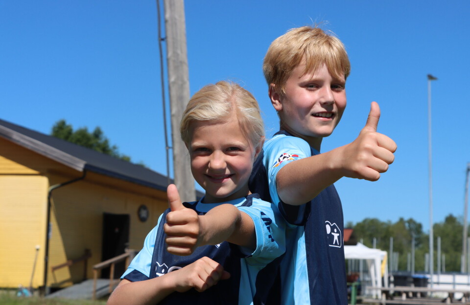 Johanna (8) og Martin (10) gir en stor tommel opp til årets fotballskole.