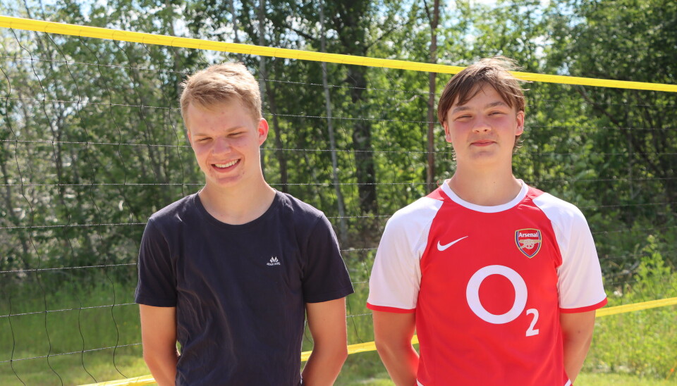 Jonas Haugland (17) (f.v.) og Oscar Kvernbakken (16) bestemte seg får å bygge en sandvolleyballbane sammen.