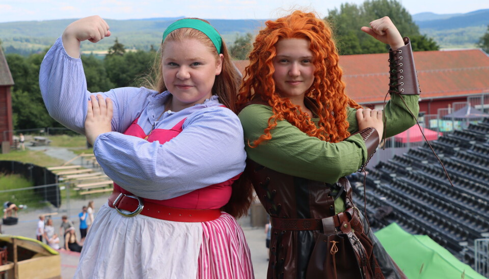 Hilja Noer- Johansen (16) (f.v.) og Alma Kamøy Furuseth (17) gjør seg klar til premiere på den splitter nye oppsetningen i Oberst Krebs - universet.
