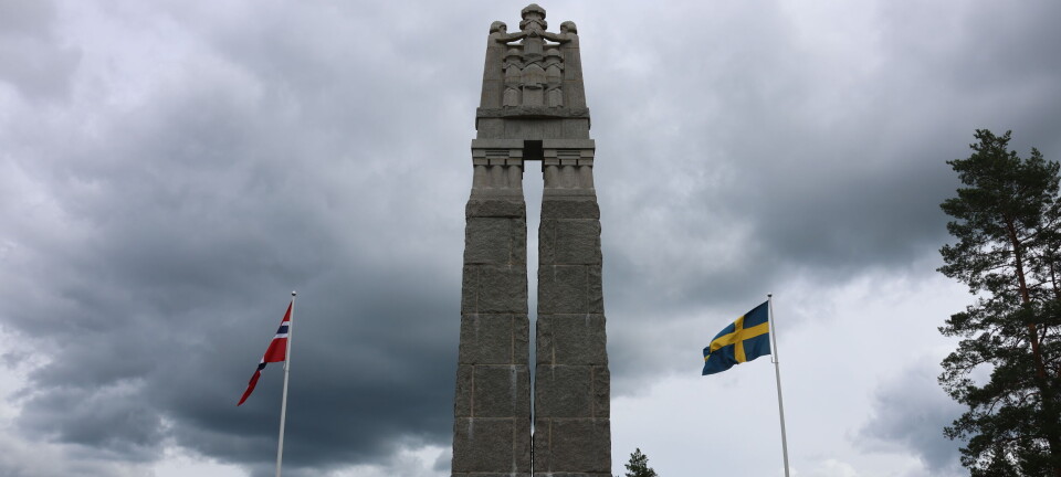 Derfor lyser fredsmonumentet opp i rødt