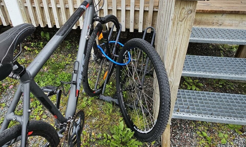 Bare framhjulet sto igjen fra den ene sykkelen da Randi Filbekk gikk ut døren onsdag morgen.