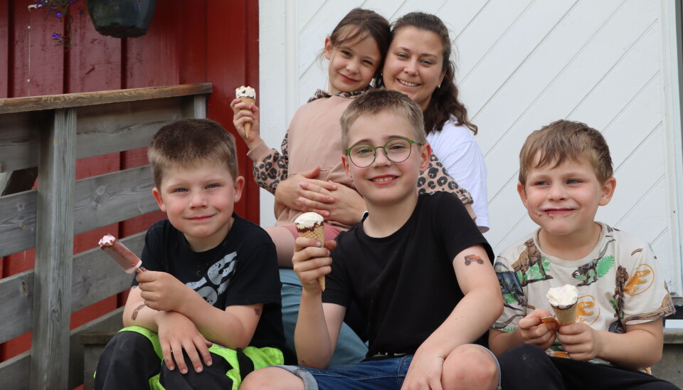 Her kan man kose seg med is! Foran: Henrik (5), Herman (7) og Mikkel (4) Bak: Nora (7) og Guro Stensbøl