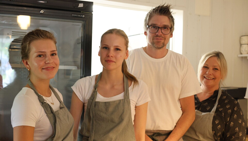 Tom Charles og Ulla Lukashaugen holder åpent i Grautstua på Brandval søndagene på sommeren. Med som hjelp har de datteren Charlotte og venninnen Ida.