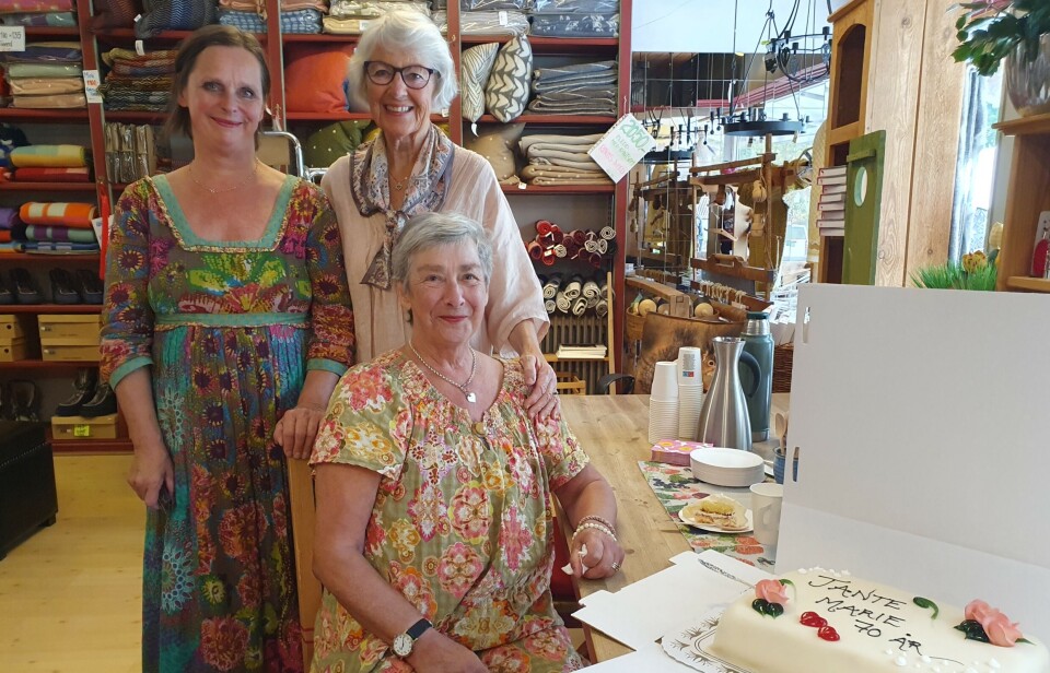 De blide damene hos Tante Marie koser seg med en ekstra hyggelig markering fredag. Forretningen fyller 70 år, og tantene byr på kake og kaffe til alle som kommer innom. Bak fra venstre: Kjersti Støve og Elisabeth Andreassen. Foran: Jorunn Støve.