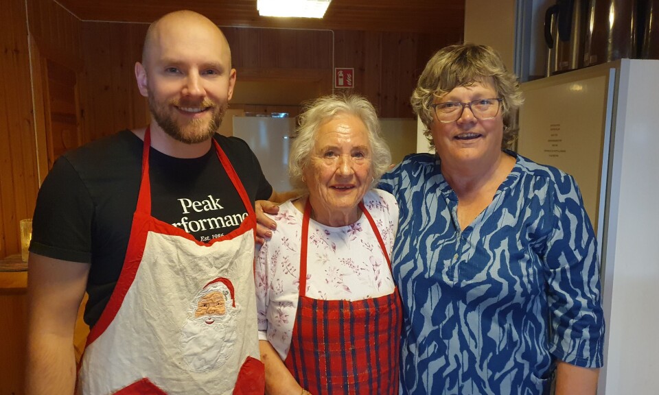 Petter Berg, Karin Berg (midten) og Solvår Ryen holdt koken på kjøkkenet under serveringen av julemiddag på Lundersæter samfunnshus.