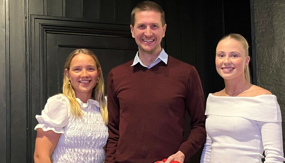 Rune Skasberg har vært KIL trener i tre år. Torsdag ble han hedret av spillerne sine under årets sesongavslutning. Her sammen med Ingrid Hellerud Ihlebekk til venstre og Tale buvarp til Høyre.