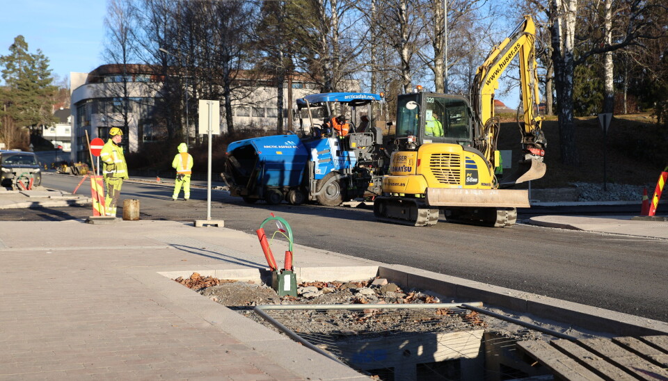 Arbeidet med å asfaltere gatene i sentrum er godt i gang.
