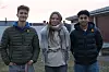 Thea Myrvang (17), Emil Digerud Bakken (17) og Nali Omar (17) bistår eldre med å redusere utgifter til mobil-, internett- og TV-abonnementer.