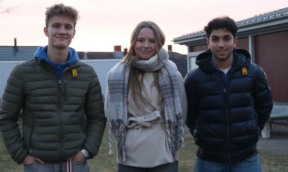 – Det er gøy å ha en bedrift der vi gjør noe nyttig og kan hjelpe andre mennesker, sier Emil Digerud Bakken (t.v.), Thea Myrvang og Nali Omar. Thea Myrvang (17), Emil Digerud Bakken (17) og Nali Omar (17) bistår eldre med å redusere utgifter til mobil-, internett- og TV-abonnementer.