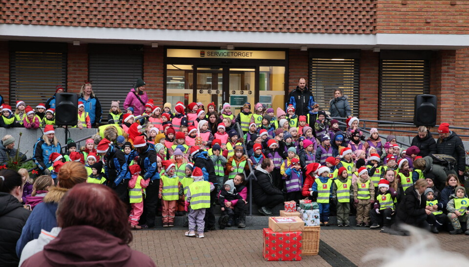 Her fra da barn fra alle barnehagene sang julen inn på Rådhusplassen i fjor.