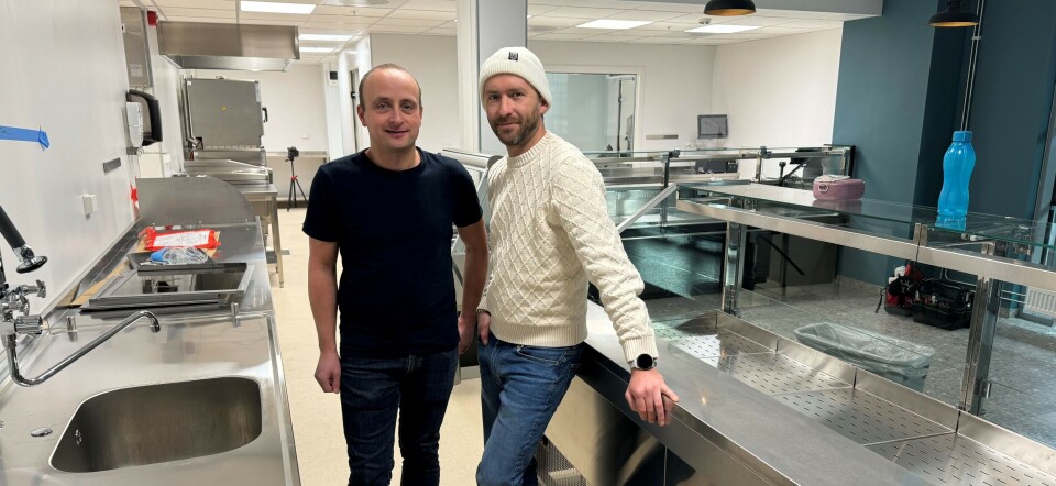 Stian Bergerud og Nicolay Paulsen ønsker kunder velkommen til Peders Kjøtt & Fisk fredag 13. desember.