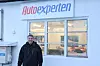 Mann foran skilt med teksten Autoexperten.