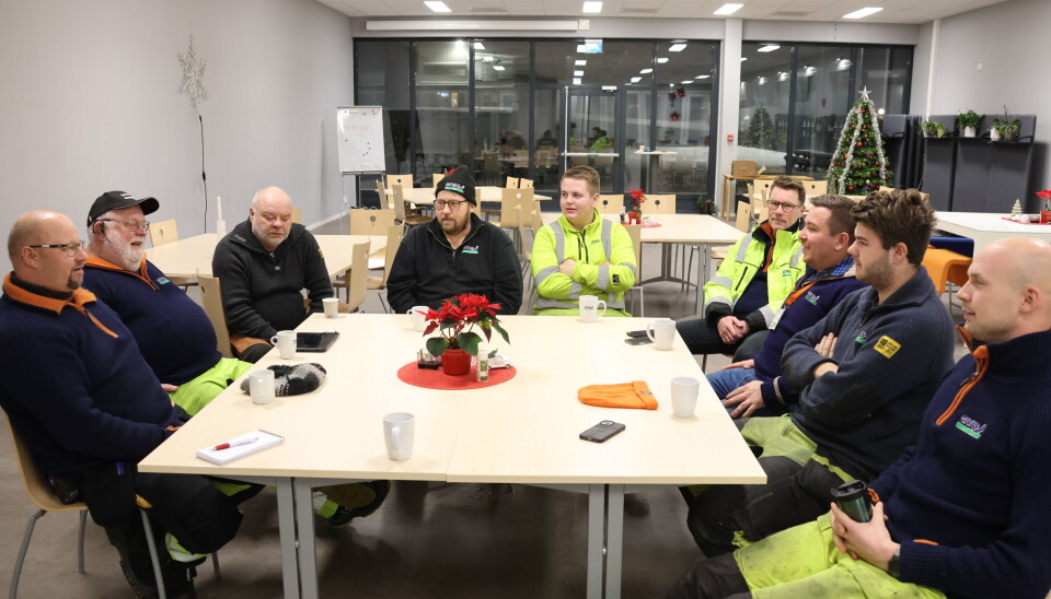 Brøytemannskapene hos GIVAS briefes før jobben starter natt tl tirsdag. .F.v: Tom Arild Velten, Asbjørn Bunes, Tommy Holtet, Ingar Nygård, Erlend Torkildsrud, Jan Arne Sund, Henrik Tunhøvd, Oskar Wiker Løvberg og Sondre Snekkerhaugen. Arbeidsfolk rundt et spisebord