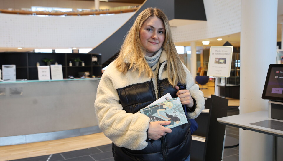 Inna Romaniuk syns det er fint å kunne låne bøker ved Kongsvinger biblioteket.