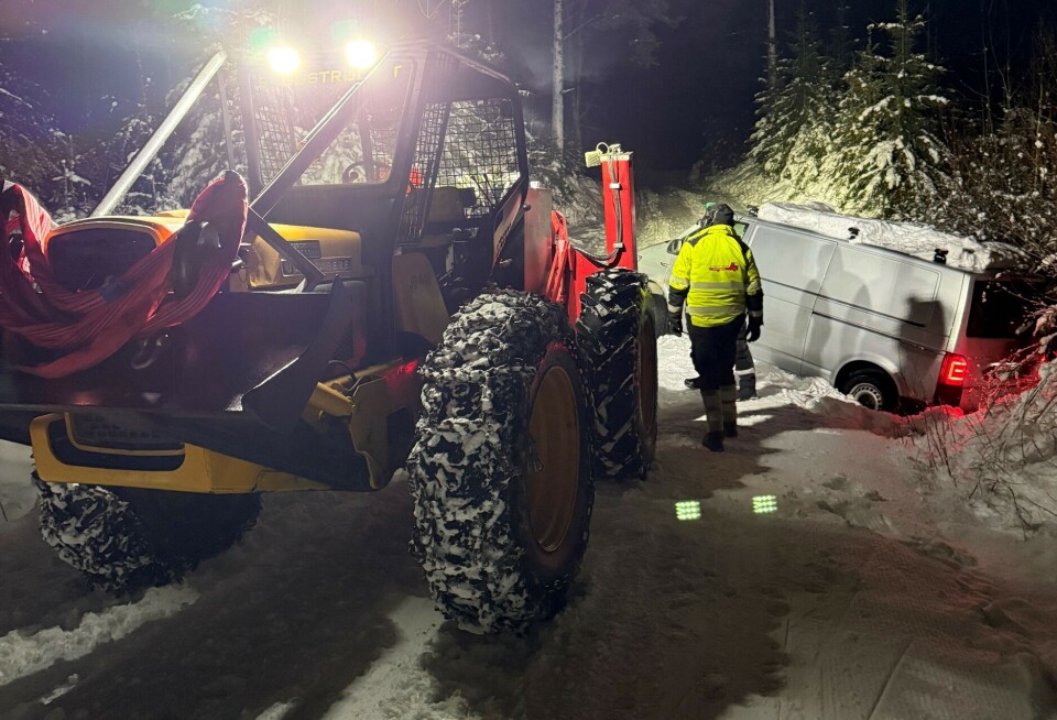 Bilen satt bom fast i skiløypa, men kom seg på rett vei igjen takket være rutinerte bilbergere.