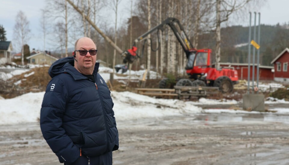 Lars Bråten rydder skog og kratt for å frigjøre mer plass til sommerens Brandvalfestival. Mann står foran skogsmaskin.