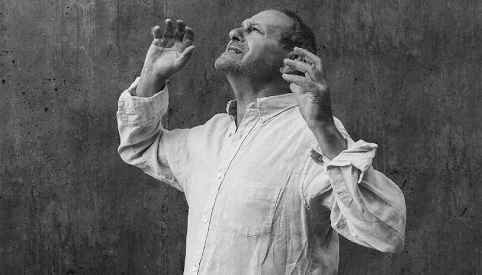 Svein Tindberg har gjort stor suksess med sine monologforestillinger. Den nyeste om Esau og Jakob viser han frem på Rådhus-teatret lørdag.