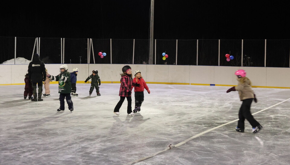 Mange barn og voksne hadde tatt turen til Braneplassen for å delta på skøytedisko fredag kveld. barn og unge med skøyter på isen.
