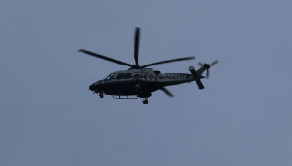 Politihelikopteret som henger over Kongsvinger deltar i en leteaksjon etter flere gjerningspersoner i forbindelse med en trusselsak. Politihelikopter.