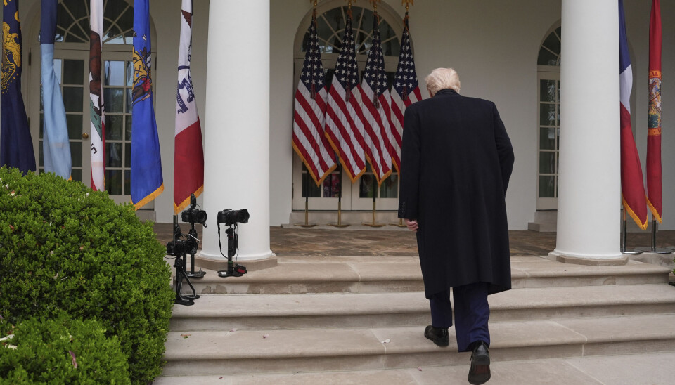 President Donald Trump går inn i Det hvite hus etter at han onsdag fortalte verden om USAs nye tollsatser.