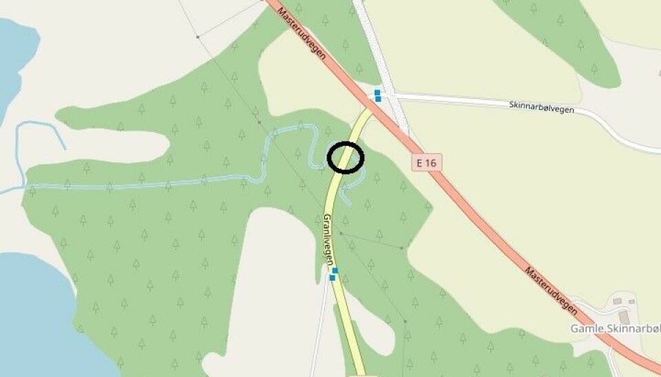 Fylkesveg 2003 Granlivegen blir stengt for trafikk ved kulverten som fører Skinnarbølåa ut i Vingersjøen.