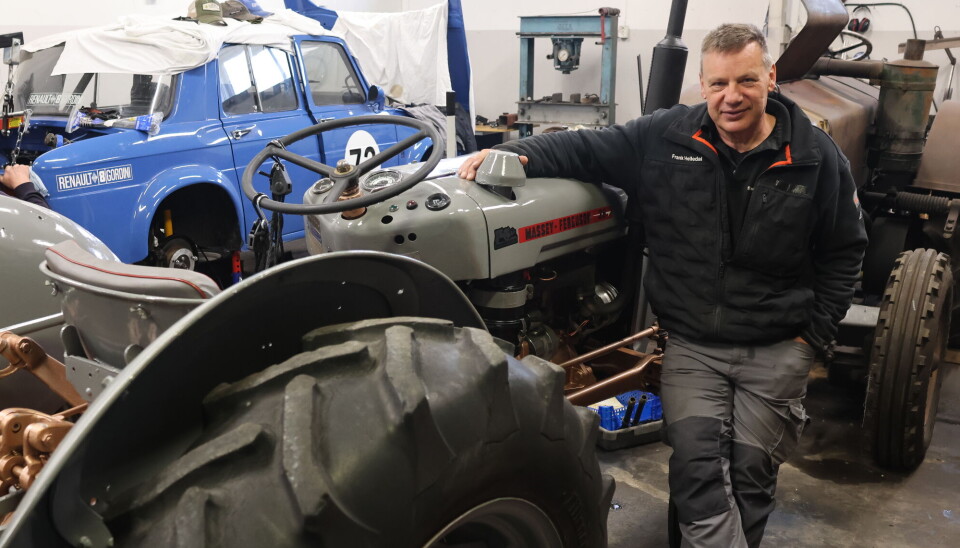 Frank Lie Helledal foran en Massey Ferguson Gullfisk som foreningen har pusset opp i vinter. Den og flere andre kjøretøy vil bli stilt ut på Glåmdalsmarkedet til helgen.