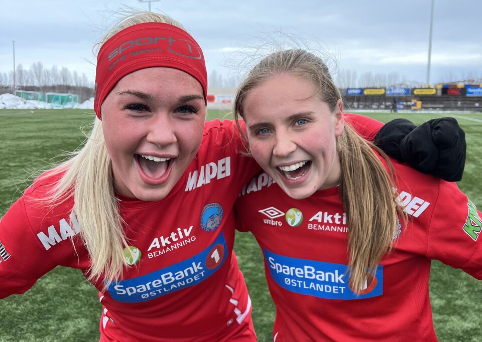 : Amalie Garsjø Brunes (t.v.) scoret sesongens første mål for KIL Fotball Kvinner. Frida Grønhella doblet ledelsen like etter pause.
