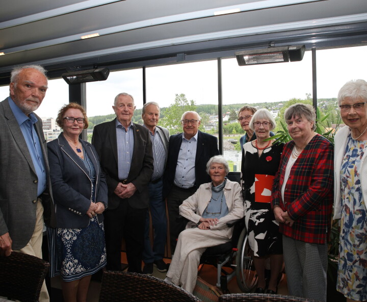 Her er 1960-russen som møttes på Manis torsdag kveld. Asbjørn Gimse (f.v.), Sidsel Arntzen, Arne L. Hanestad, Jan G. Hveberg, Andreas Gjems, Kari (Rolstad) Liland, Jorun Tovbseth, Ingrid M>elstrøm, Bjøreg Dagfinrud og Kari Brattlie.