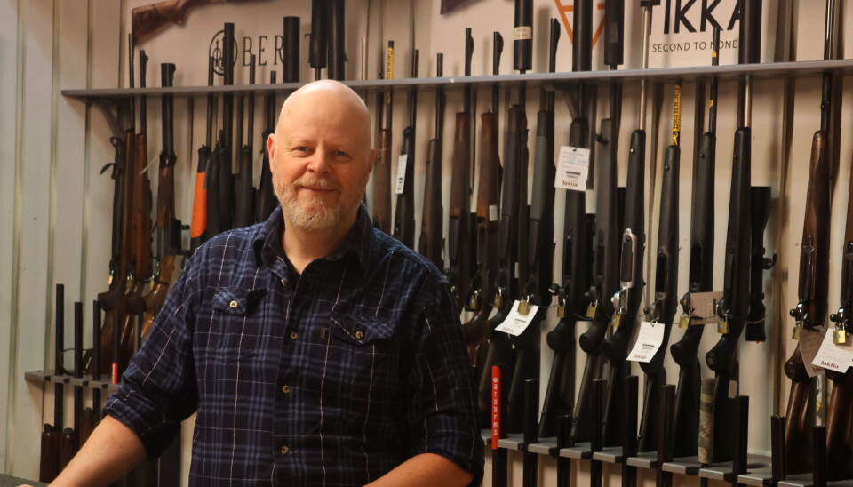 Robert Østby, daglig leder i Jaktia på Kongsvinger er våpenforhandler og ser frem imot automatisert våpensøknadsbehandling.