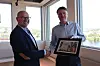 Administrasjonsdirektør i SSB, Bjørnar Gundersen, blir overrakt nøkkelkortet til Elvebredden i Kongsvinger av Odd Arne Lian, prosjektsjef i Bane NOR Eiendom.