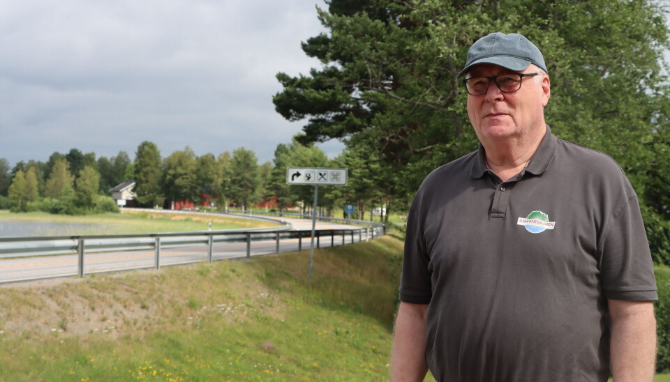 Gudmund Gulbrandsen på Sigernessjøen Camping er lei av å vente på endringer i trafikken som går forbi campingen.