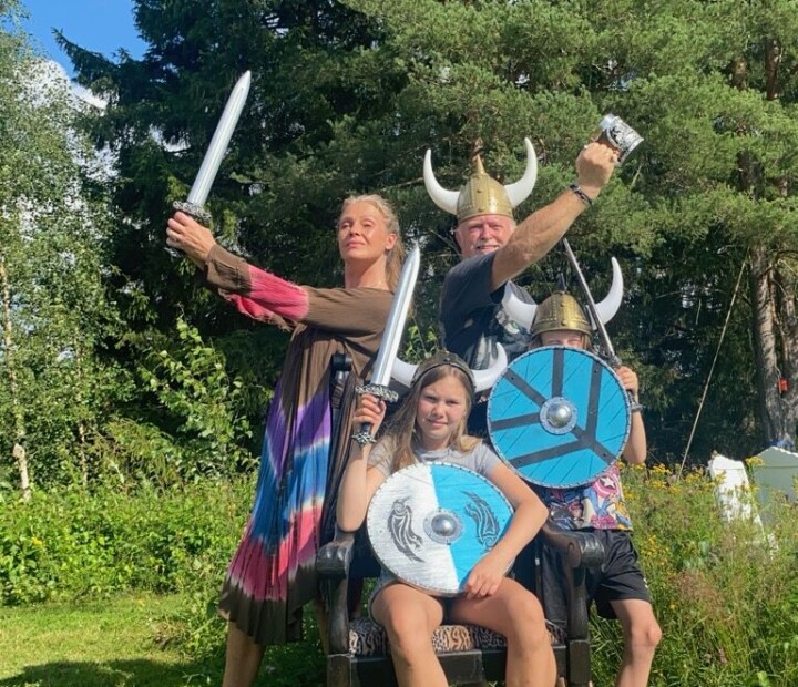 Familien er klare til å by opp til Olsok feiring. Cecilie og Steve Andersson med barna Storm og Mariah Williamine Andersson.