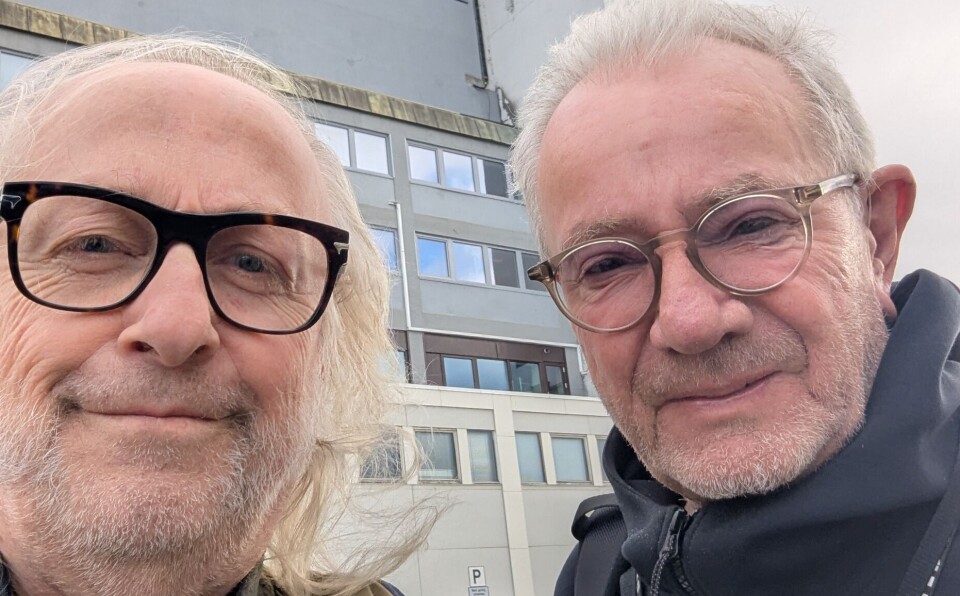 Levi Henriksen kunne ikke si nei da han ble spurt om å skrive bom om Åge Aleksandersen og 21 av hans sanger. Lørdag er det klart for bokbad på Vinger Hotell.