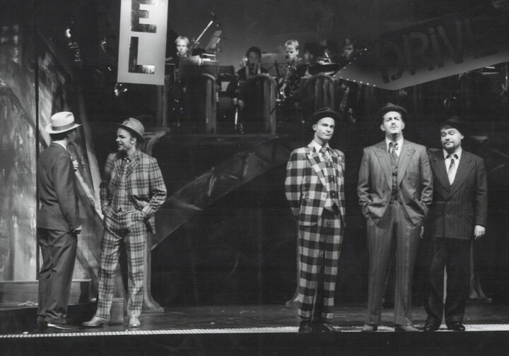 Fra Guys & Dolls i 1993. Fra venstre Pepito Porfirio Gutierrez, Kjetil Foseid, Ola Fjellvikås, Even Finsrud og Erland Rødberg. Bak i orkesteret ser vi Frode Andresen, Mathilde Grooss Viddal, Pål Bråtelund og Knut-Harald Jensen.