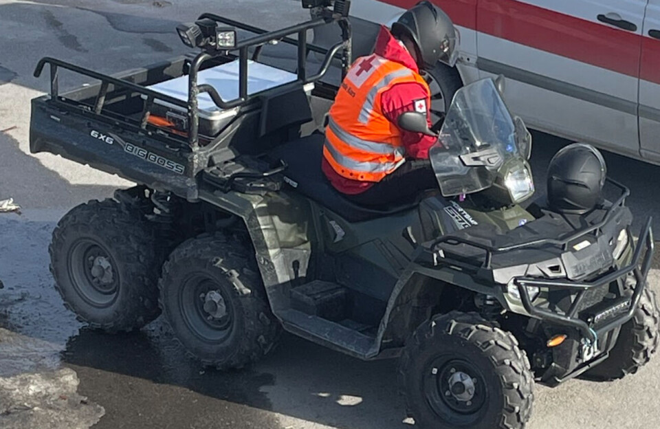 Blant tingene som er stjålet er denne ATV 6x6 av merket Polaris med registreringsnummer JP 1577. Bildet er tatt ved en tidligere anledning. Lederen i Kongsvinger Røde Kors hjelpekorps, Elin Pauline Sletten håper på mange tips til politiet.