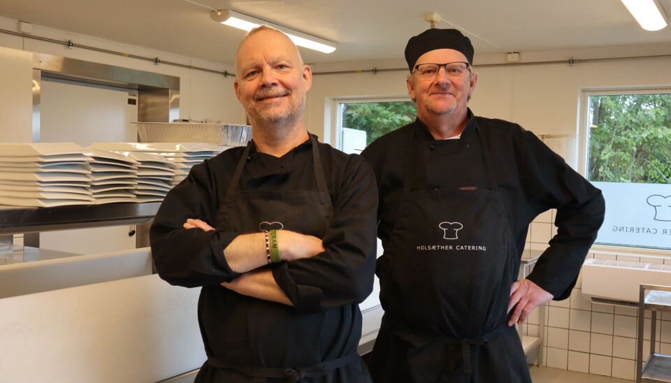 Tom-Ole Johannesen og Uno Ellingsen har nok å gjøre på kjøkkenet hos Holsæther Catering. Nå venter snart en hektisk julebordsesong.