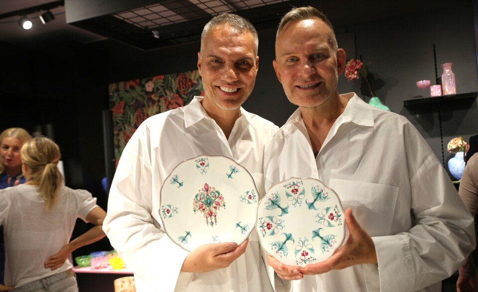 Knut Pelerud fra Brandval (t.h.) har sammen med sin mann Kjartan Haugen samarbeidet med Magnor Glassverk flere år. Nå vil de pynte opp hjemmene til julen.