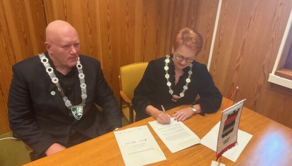 Ordfører Elin Såheim Bjørkli og rektor ved Universitetet Innlandet, Peer Jacob Svenkerud signerte en ny samarbeidsavtale i kommunestyret.