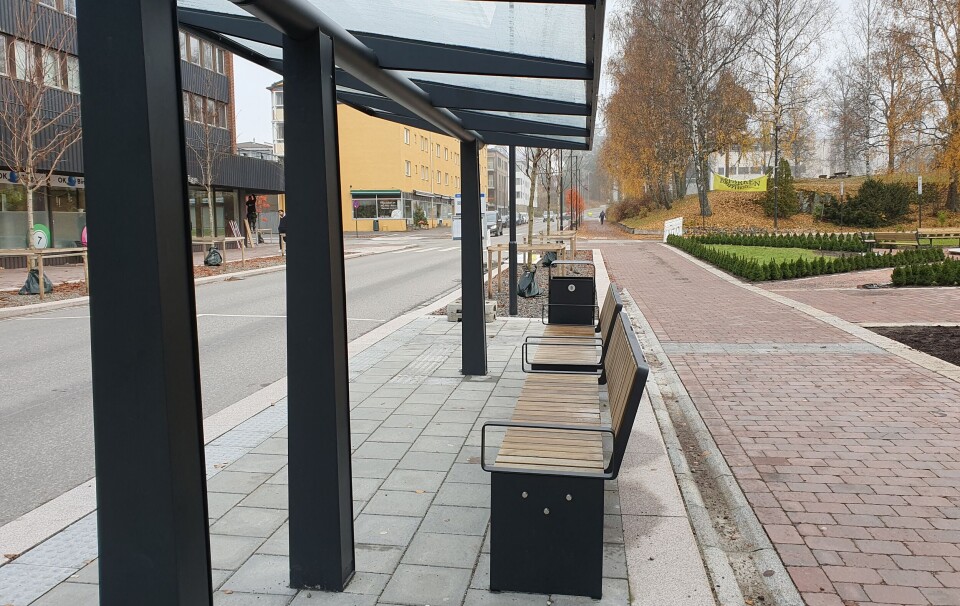 Taket over benkene på bussholdeplassene i Storgata beskytter ikke de sittende mot nedbør.