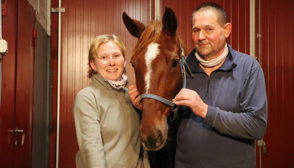 Karoline og Severin Aarskog er glade for at familiehesten Cabron er tilbake i god form.