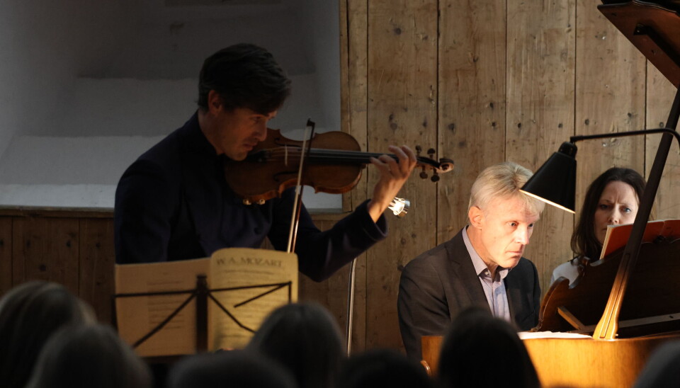 Fiolinist Charlie Siem og pianist Håvard Gimse spilte for fullt hus i arsenalet på Kongsvinger festning fredag kveld.