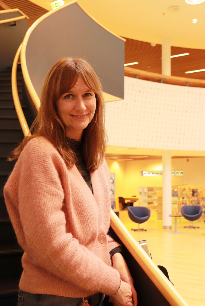 Det er god plass i biblioteket, både oppe og nede, ikke minst for at enmetersregelen skal overholdes Det er god plass i biblioteket, både oppe og nede, ikke minst for at enmetersregelen skal overholdes